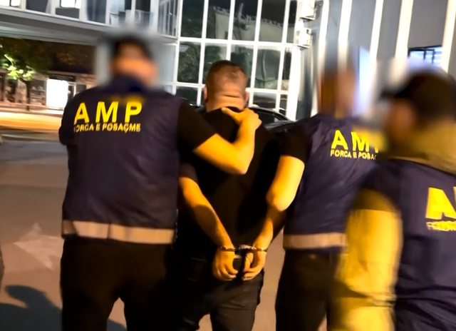 Policë të zhytur në krime/ AMP arreston efektivin dhe 3 shtetas për drogë, 2 të tjerë procedohen në gjendje të lirë
