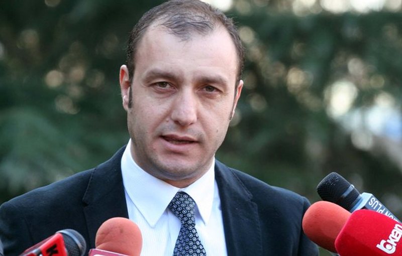 Korrupsioni parlamentar / Eduart Shalsi nga ‘skifter’ në Greqi në ‘shul’ i oligarkëve në Kuvend, 400 mijë euro pasuri me burim të dyshimtë, gruaja 930 mijë euro projekt qeveritar