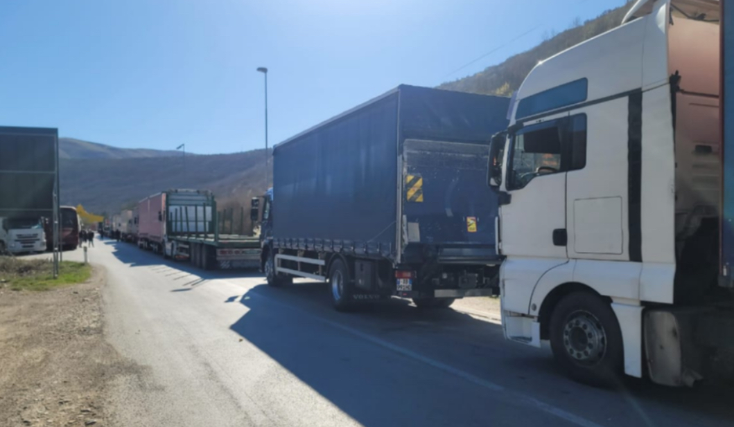 Sherr për radhën e skanerit, kamionistët nga Tirana përleshen me thikë në Kapshticë, një i plagosur