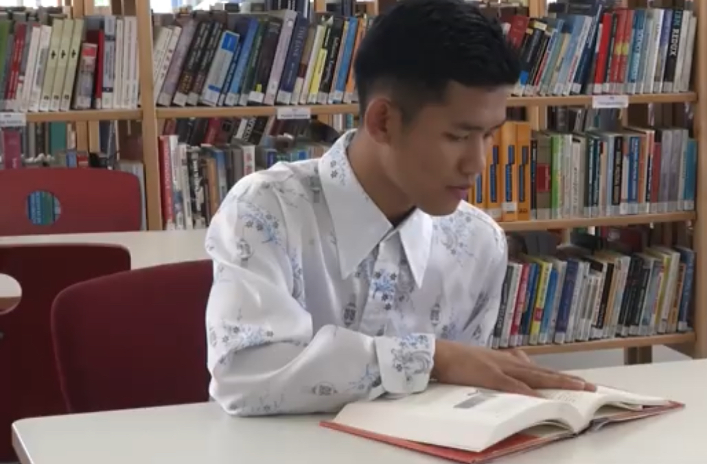 La 13 motra e vëllezër në Indonezi për studime në Tiranë, 23-vjeçari flet shqip: Njerëzit e mirë, ‘vdes’ për byrek