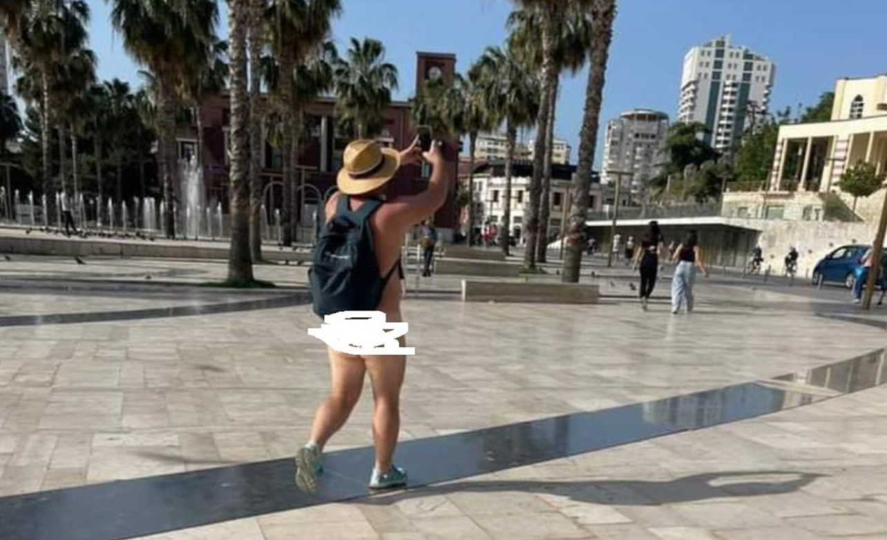 Turisti i huaj shëtit nudo në mes të Durrësit, shoqërohet në polici