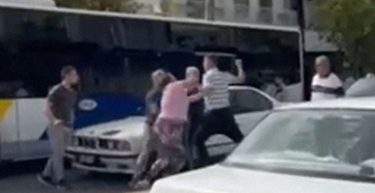 Çifti shqiptar dhunohet nga 3 persona në mes të Athinës, 43-vjeçarin e tërheqin zvarrë me makinë