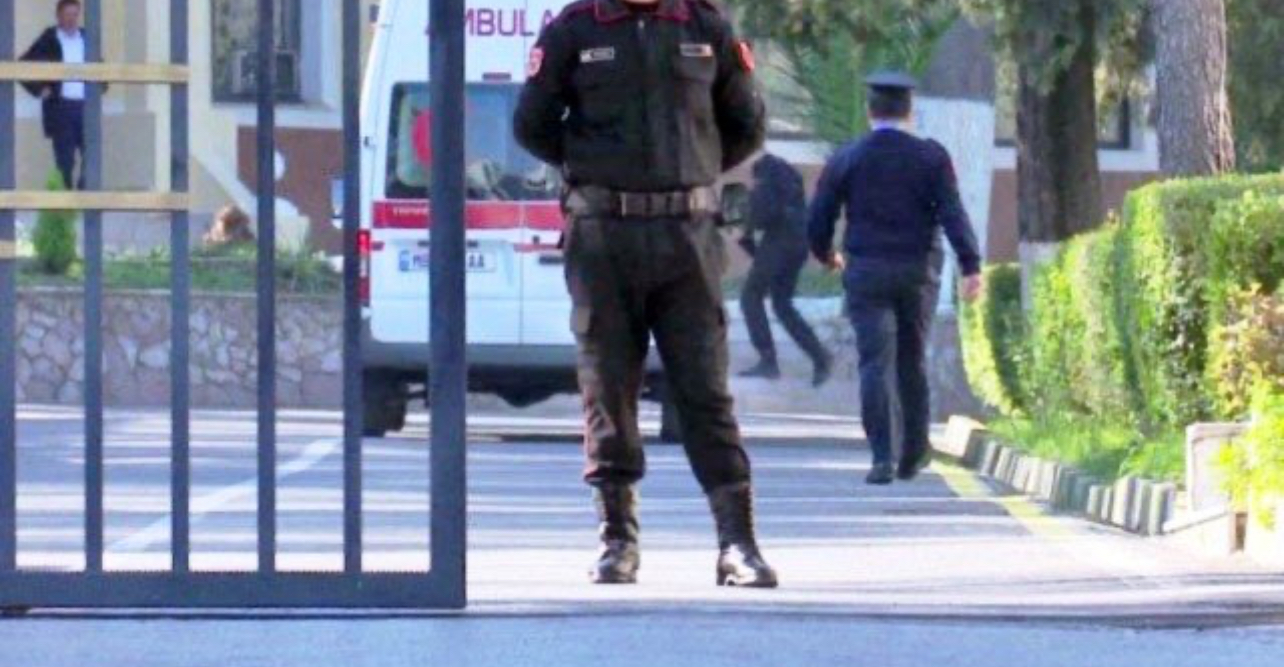 Gardisti shkon i gjakosur te Trauma dhe thotë se është vetëplagosur! Është shoqërues i kryetarit të KQZ