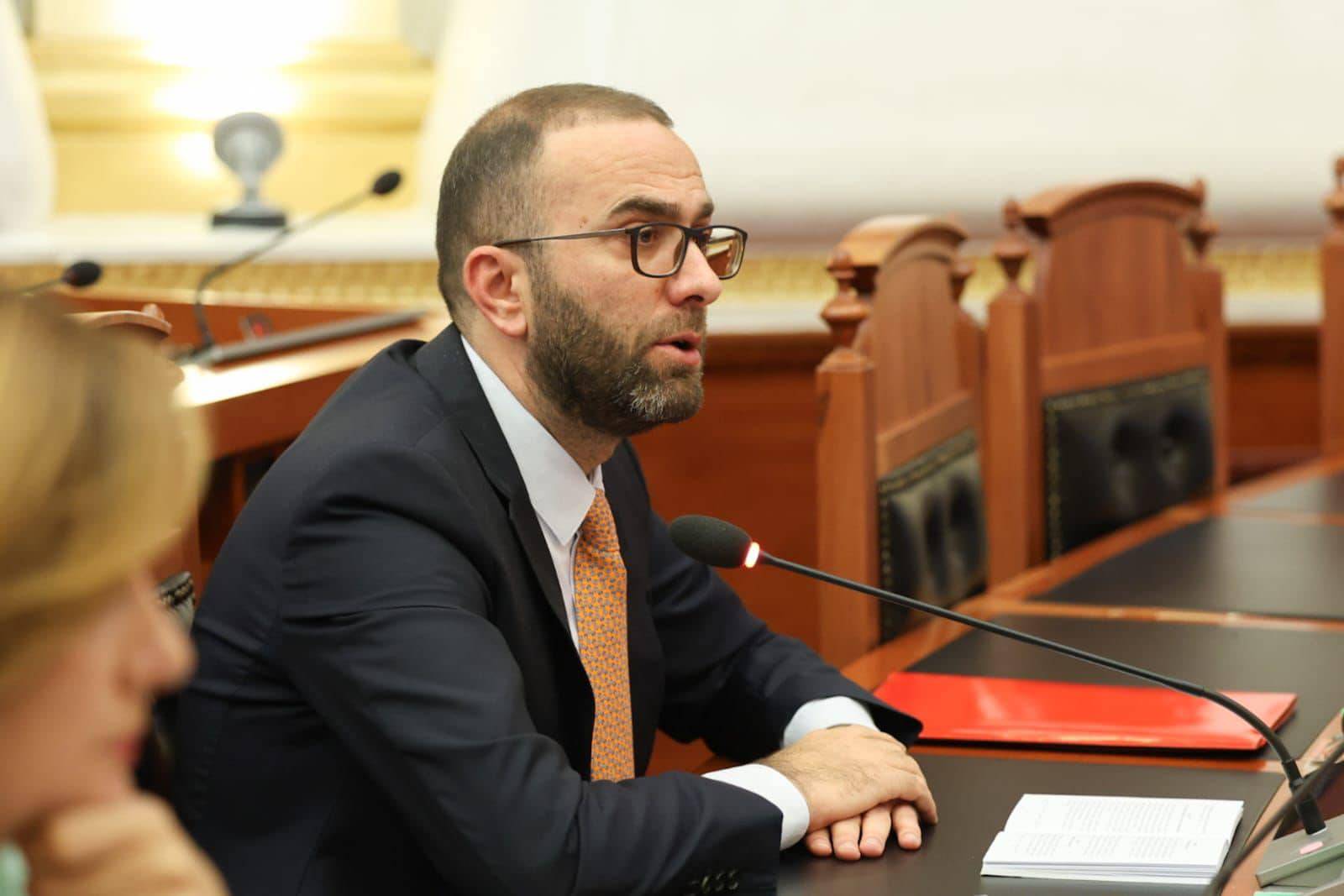 ‘Ben Ndoka ditën votonte reformën në drejtësi, natën porosiste vrasje’, Bardhi: Kjo qeveri më e korruptuara në rajon