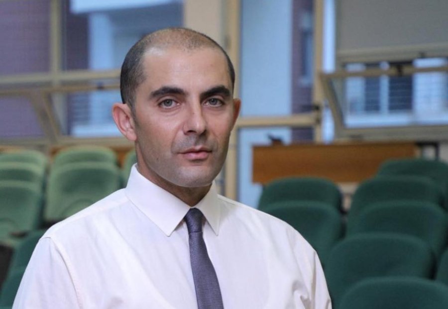 Doreza hekuri e grushte / Rrihet barbarisht Sokol Mëngjesi, avokati i Berishës dhe i inceneratorit të Tiranës