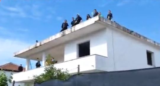 Mbajnë në dorë shishe me benzinë, familjet që preken nga projekti Thumanë-Kashar kërcënojnë se do t’i vendosin flakën veten! Ja kërkesa e tyre