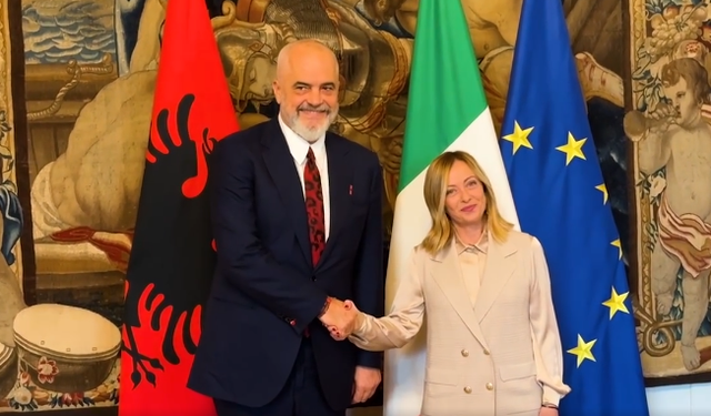 Kryeministrja Meloni sot në Shqipëri, inspekton qendrat për emigrantët
