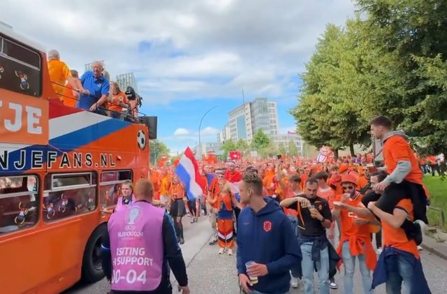 Panik në Hamburg / Një person me sëpatë sulmon tifozët holandezë, qëllohet nga policia
