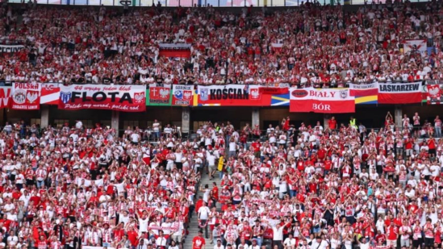Ngjarje e rëndë në “Euro 2024”, një tifoz bie nga tribuna gjatë ndeshjes Poloni-Austri; dërgohet me urgjencë në spital