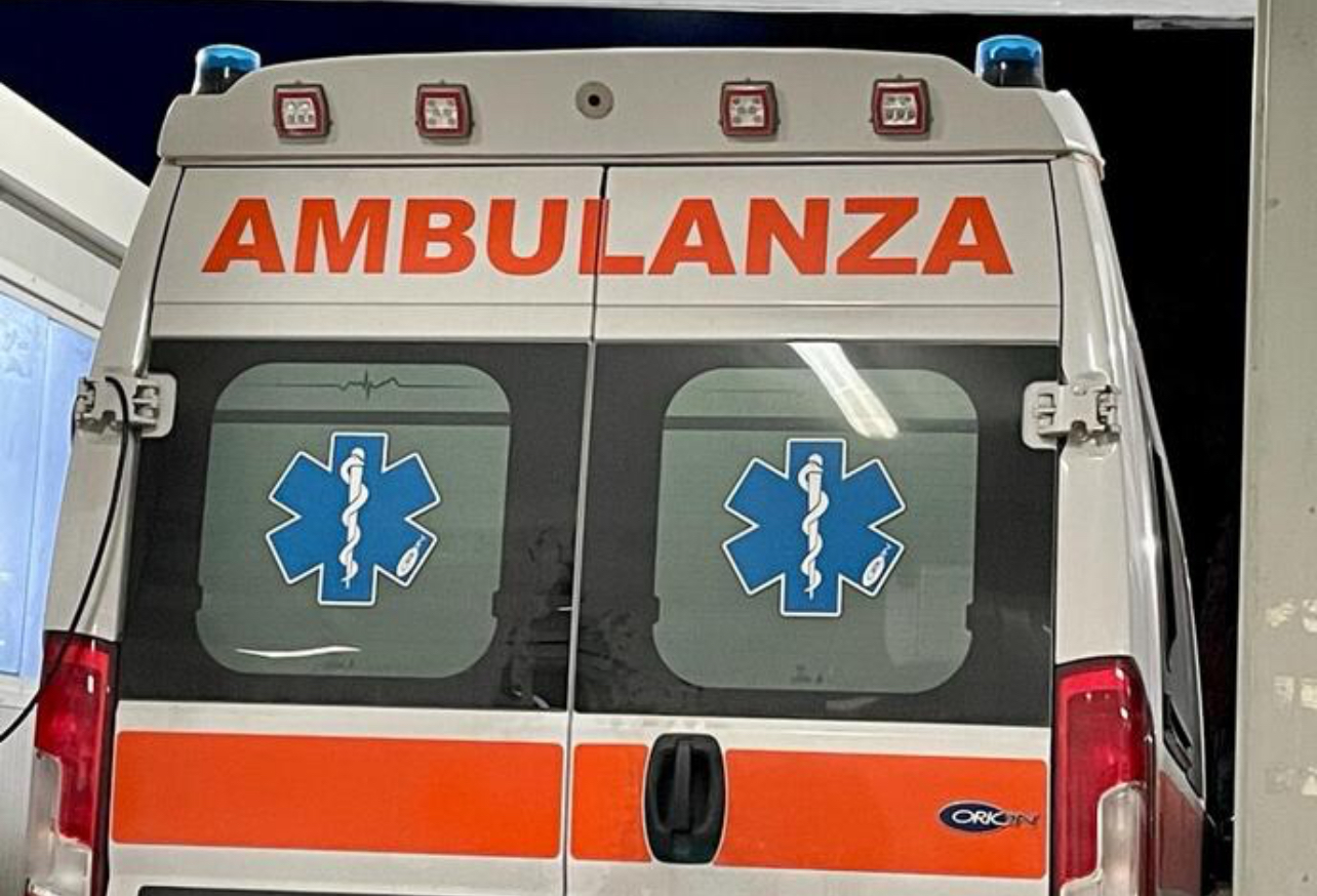 Itali/ 33-vjeçari shqiptar bie nga skelat dhe përfundon në det, shtrohet në spital me fraktura të shumta