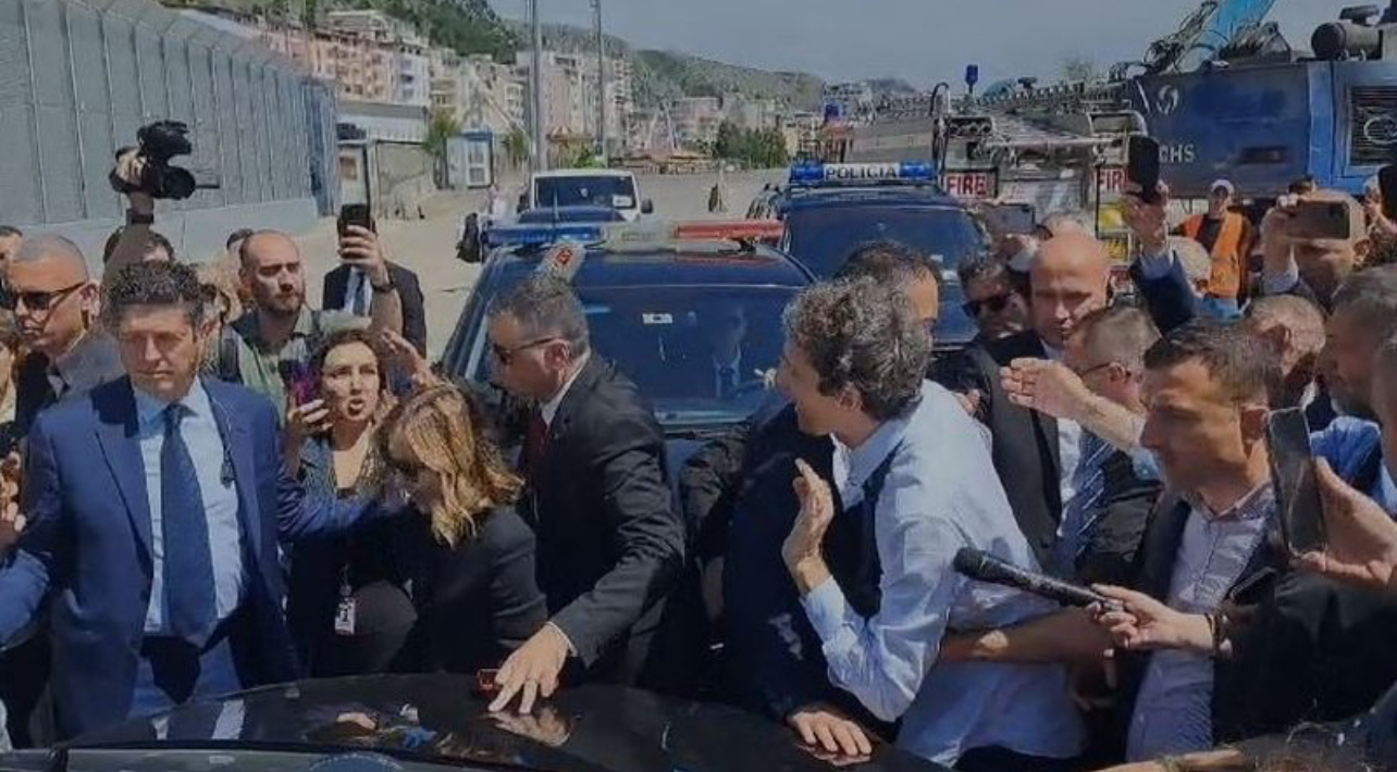 “Bëtë viktimat për një orë pa iu përgjigjur asnjë pyetje si..”, deputeti i opozitës italiane përplaset me Melonin në dalje të kampit të Gjadrit