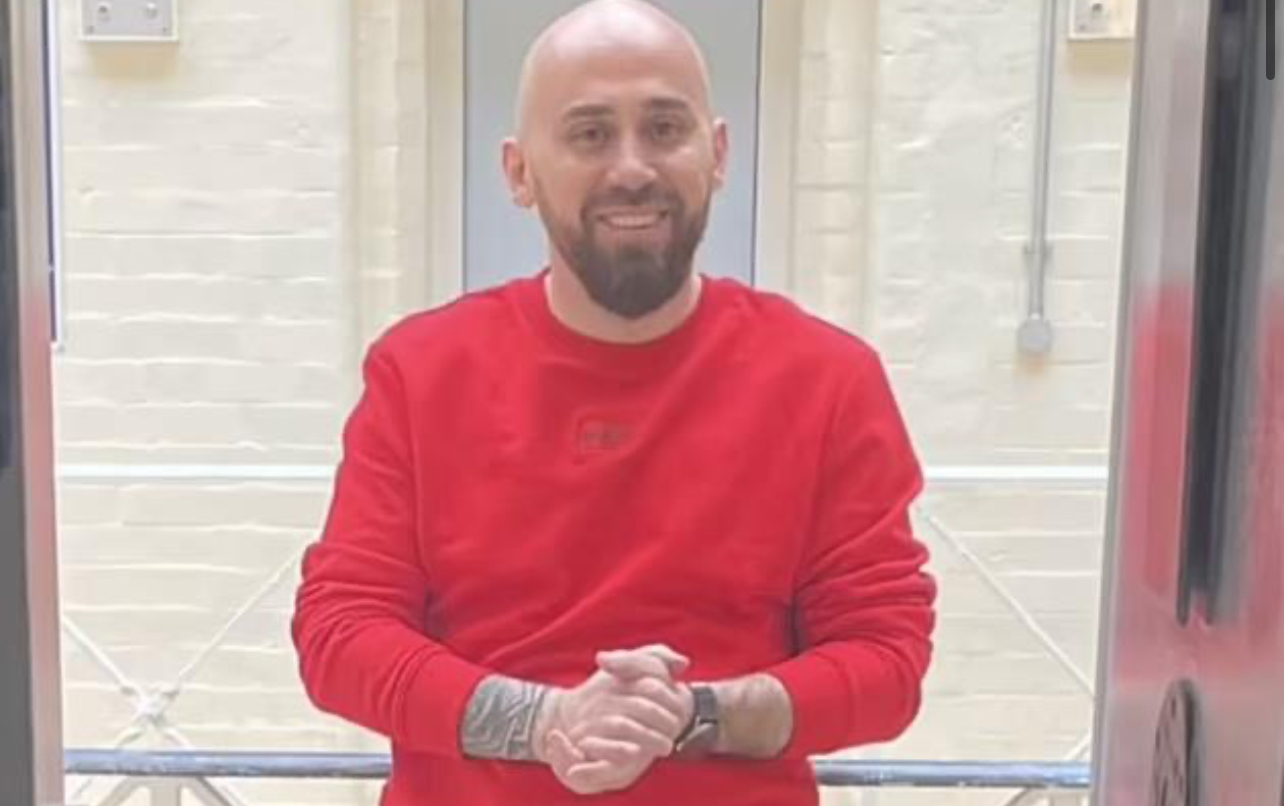 “Si mbështetje për të dalë nga burgu”, The Sun: Vrasësi shqiptar përdor TikTok në burg për para