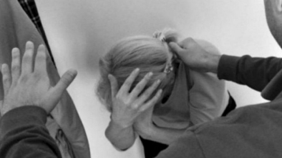 Ushtroi dhunë fizike ndaj nënës, arrestohet 32-vjeçari në Lushnjë