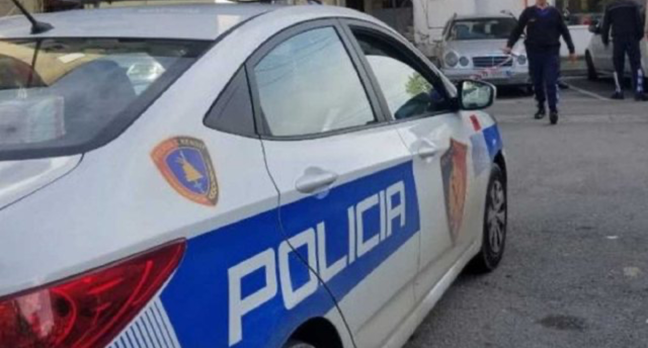 Dyshohej se dikush kishte mbetur i bllokuar në banesë, policia gjen 67-vjeçarin e pajetë në dysheme