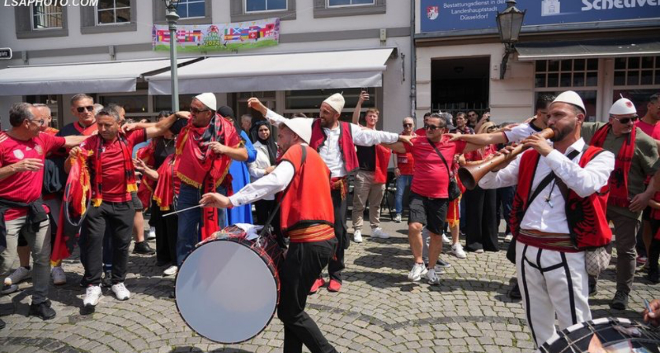 FOTOT: Tifozët kuqezinj mbushin rrugët në Dyseldorf, e “djegin” me daulle