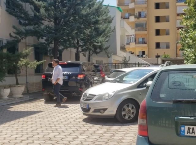 Vjedhja e skrapit në kombinatin mekanik në Poliçan/ Ish-ministri Çuçi pyetet në prokurori si person që ka dijeni