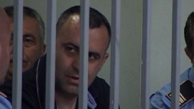 Dritan Dajti lë qelinë, merr pjesë në ceremoninë mortore të nënës