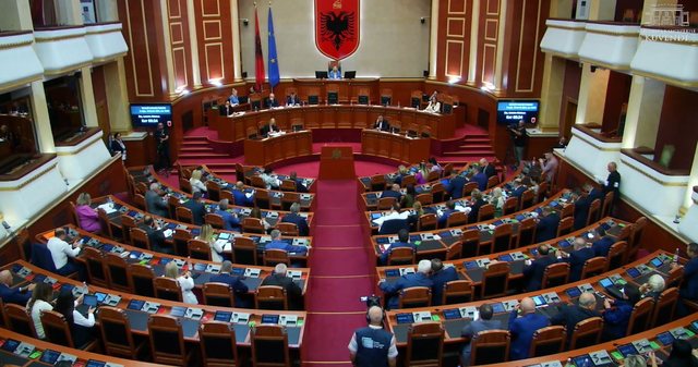 Sot Kuvend/ Seanca nis me 1 minutë heshtje për gjyqtarin Kalaja, opozita kërkon debat për sigurinë në gjykata! Në rend dite raporti i AKEP, ERE dhe ERRU