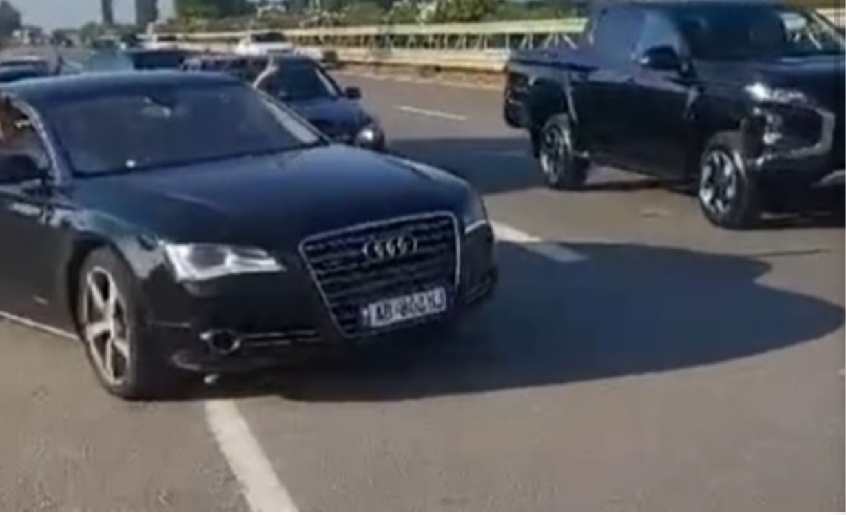 Militantët e Berishës me makina luksoze për të protestuar kundër varfërisë