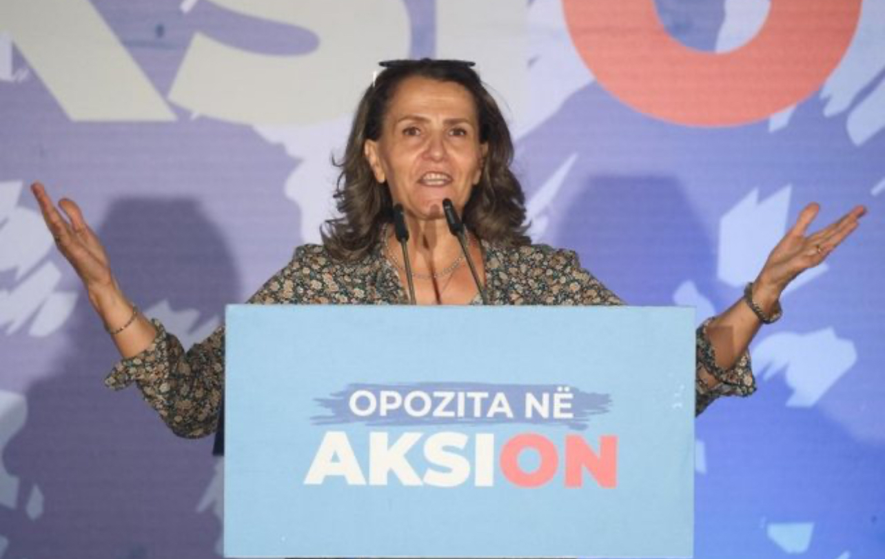 “Populli shqiptar, prostitutë” – Mësuesja e skandalit, në foltoren e protestës së PD