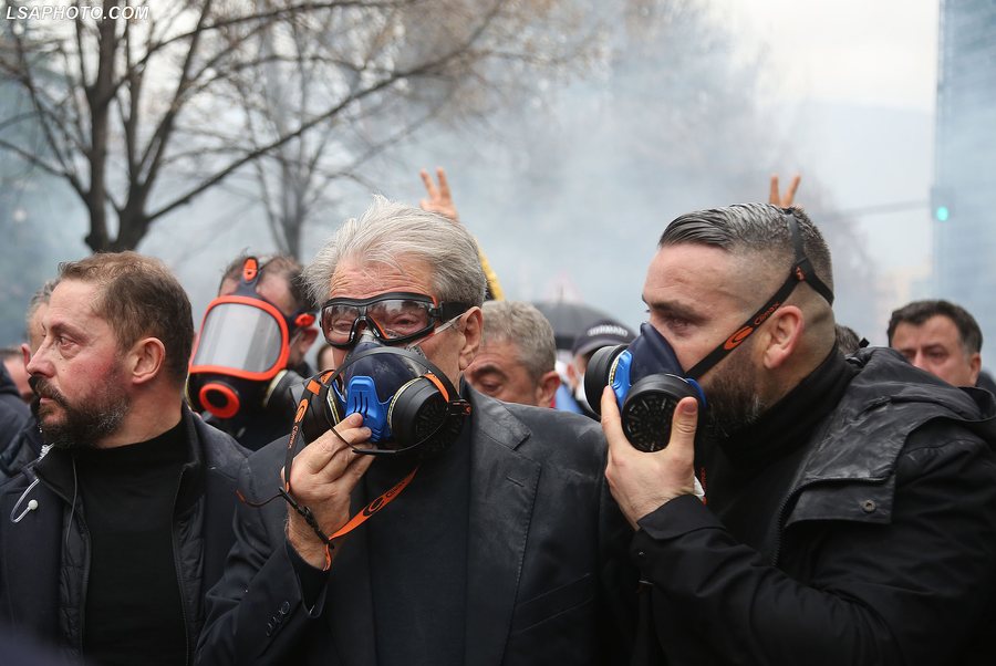 DASH nuk i ndahet Berishës, e merr si shembull të destabilizimit politik: Tentoi të merrte me dhunë selinë e PD!