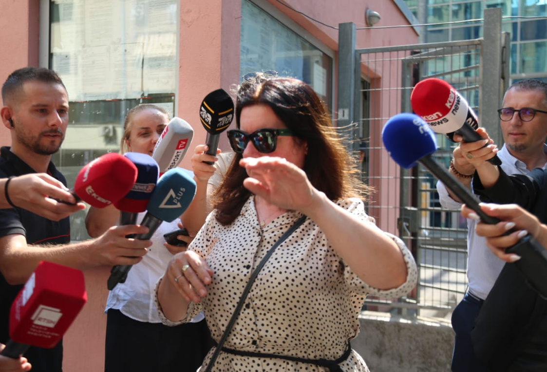 VIDEO/ GJKKO la në fuqi masat e sigurisë, dy mjekët e Onkologjikut humbin qetësinë dhe shtyjnë gazetarët