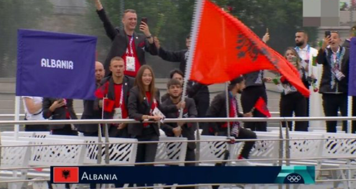 VIDEO/ Ceremonia e pazakontë e hapjes së Lojërave Olimpike, shihni delegacionin shqiptar në “parakalimin” mbi varkë
