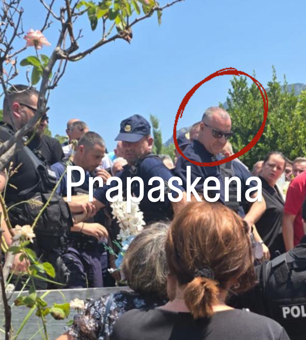 VIDEO/ Tufina në shtetrrethim, Dritan Dajti me qindra policë në varrimin e nënës