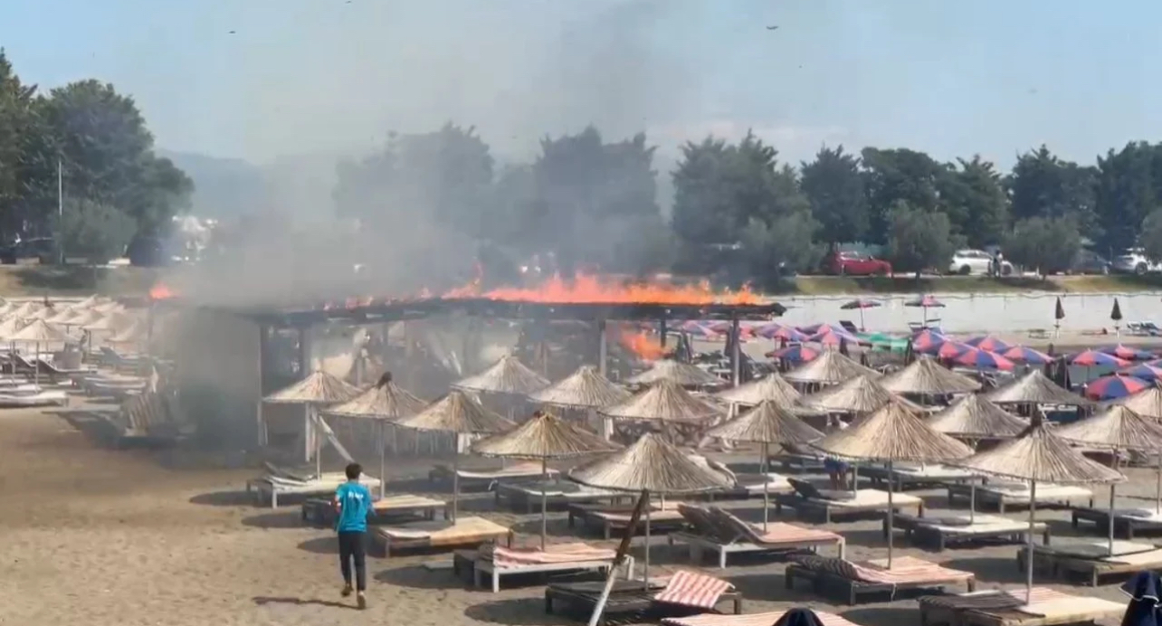 Situatë alarmante në Shëngjin! Digjet ‘beach bari” dhe çadrat e një resorti në Shëngjin, flakët rrezikojnë dhe hotelin