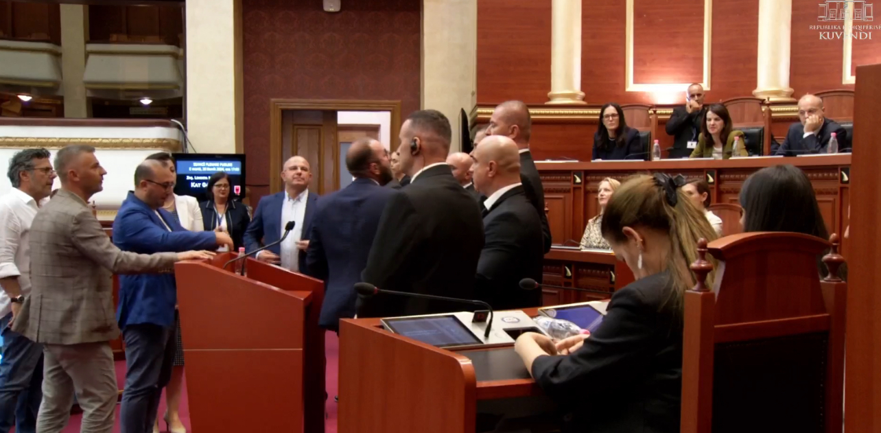 “Të të vijë turp!” Debate në Kuvend, opozita kërkon debat, Nikolla-Bardhit: Je i përjashtuar nga seanca