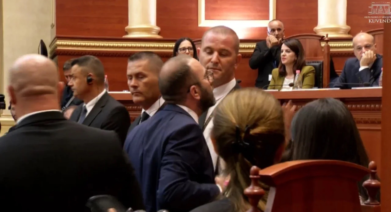 “Preke të gjithë sallën kot”, Bardhi akuza të rënda Nikollës: Gënjeve Kuvendin që je sëmurë! Kryeparlamentarja: Të të vijë turp