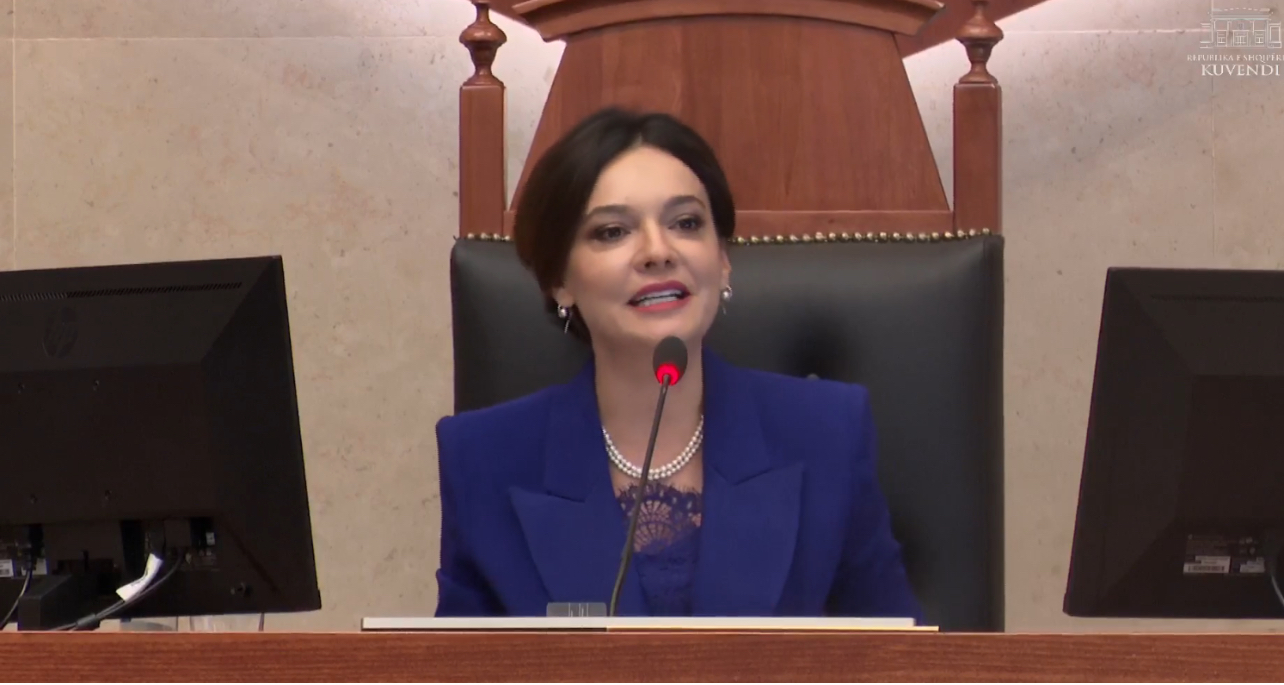 “Situatë atipike në fjalën time të parë”, u zgjodh kryetare e Kuvendit, Spiropali: Ju që jeni mësuar të debatoni me mua…