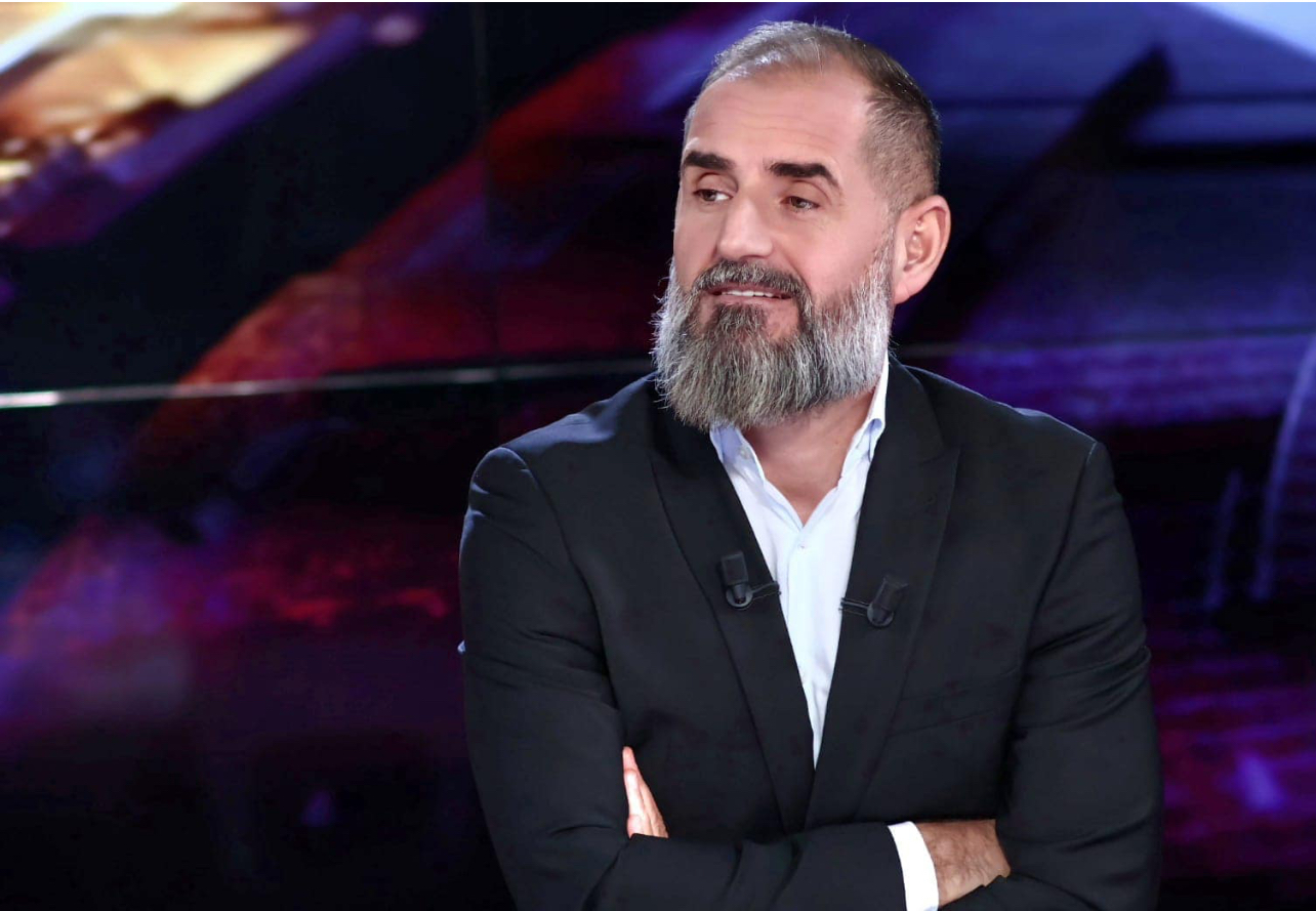 Revoltohet Çim Peka: Pse nuk bëtë asnjë lajm për intervistën me Arben Ahmetajn. Adriana Kalaja: T’u vëmë tritolin