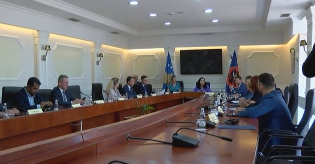 Thellohen përplasjet/ Kurti nuk i shkoi në takim, Osmani ironizon Gërvallën me këngën e Dafina Zeqirit
