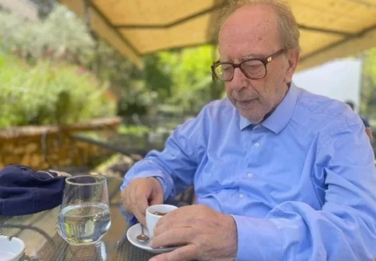 Dalja e fundit publike e Ismail Kadaresë, duke pirë kafen në vendin e tij të preferuar