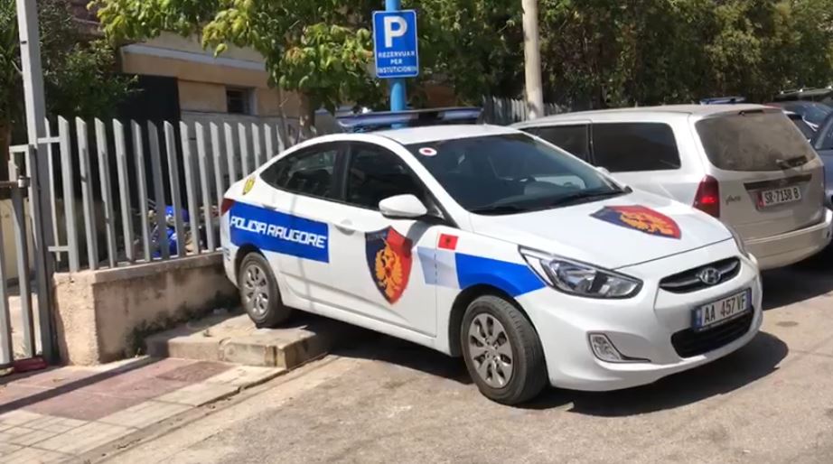 Përplasi me makinë punonjësin e policisë, arrestohet 21-vjeçari në Tiranë