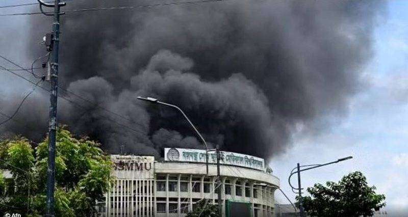 Kryeministrja e Bangladeshit jep dorëheqjen, arratiset nga vendi pasi protestuesit i sulmojnë rezidencën