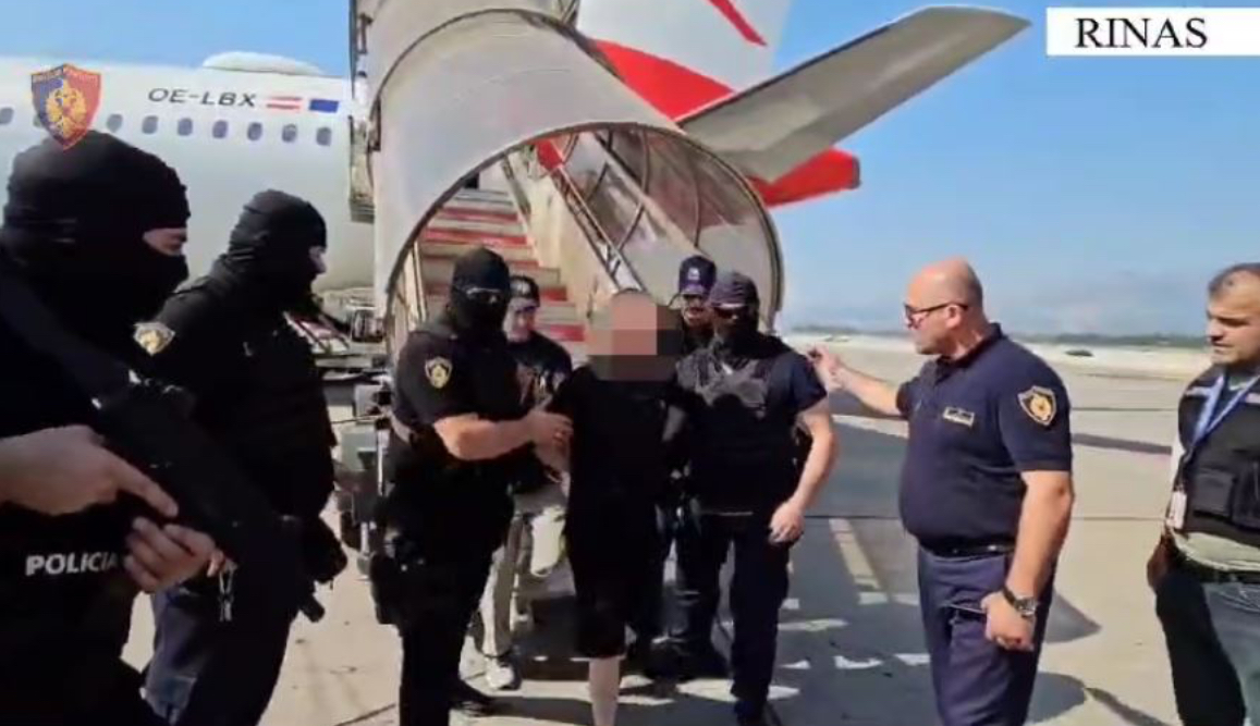 Katër autoblinda dhe 12 policë presin në aeroport Leonard Dukën, rivali i Ervis Martinajt ekstradohet nga Belgjika