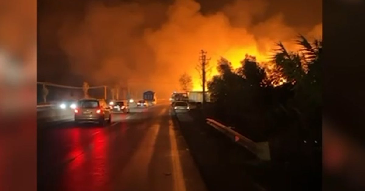 Zjarr i madh në një biznes në Lushnje, bllokohet përkohësisht rruga në drejtim të Rrogozhinës