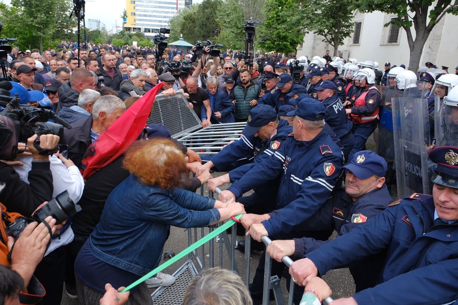Protesta e 25-të para bashkisë së Tiranës, tensione me Policinë dhe thirrjet e forta për ‘luftë’