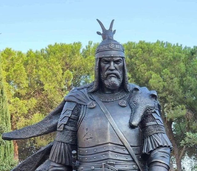 Lutfi Dervishi: Shtatorja e Skënderbeut që u përurua nga “Mamica” në Siçili, i ngjan Edi Ramës!