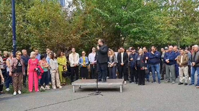 Protesta para Bashkisë nis me një minutë heshtje për humbjen e Gerti Bogdanit