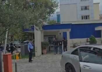 Tentoi t’i merrte 20 mijë euro biznesmenit duke e mashtruar, Gjykata e Tiranës lë në burg Shkëlqim Saraçin