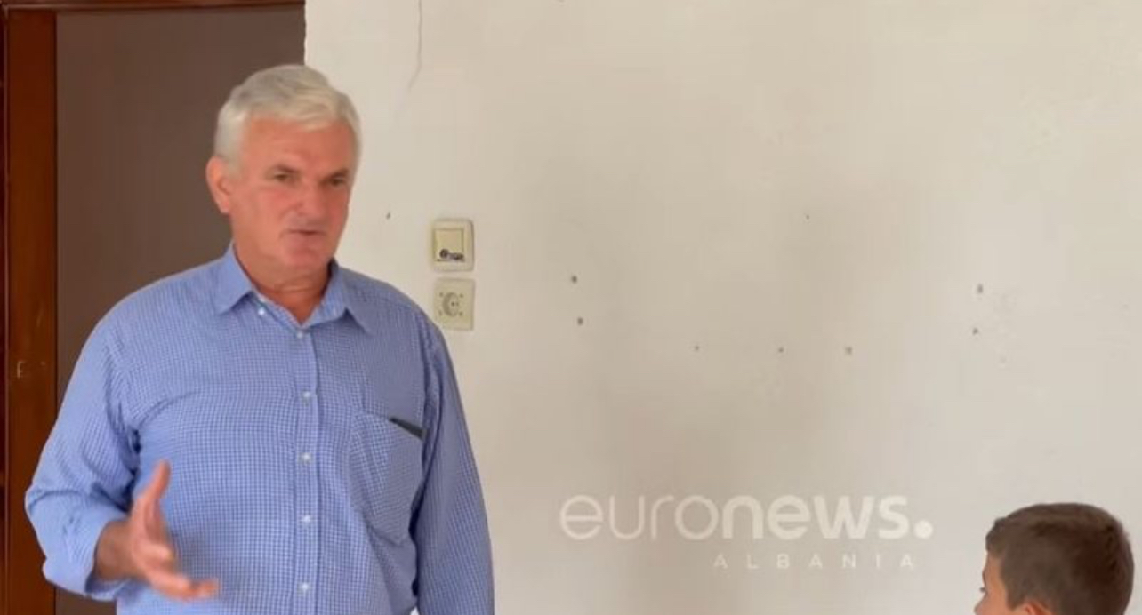 Mësuesi që ecën 2 orë në këmbë për të mësuar 5 fëmijë