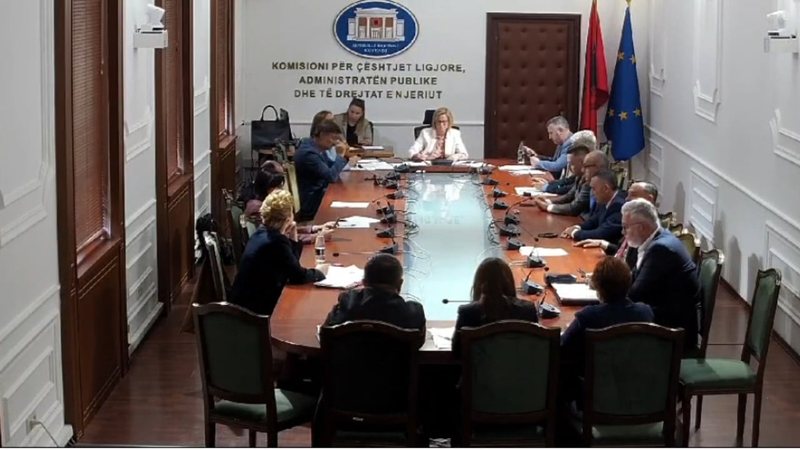 “Arben Ahmetaj është bashkëpunëtori juaj politik” – Petro Koçi përplaset me deputetët e PD: Ju duhet kundër SPAK-ut