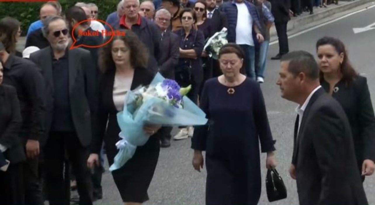 Fotolajm/ Liri Berisha dhe Argita kalojnë para radhës së qytetarëve për t’i dhënë lamtumirën Gert Bogdanit, ja vështrimi i djalit të Enver Hoxhës