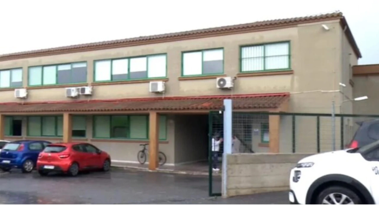 Skandali në Greqi! Shkolla përjashton 10-vjeçaren me origjinë shqiptare! Prindërit e kundërshtuan, drejtoresha lajmëron policinë