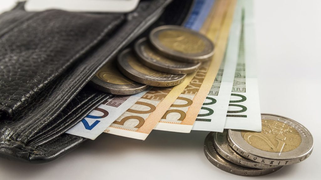 Paga mbi 3 mijë euro për kryetarët e bashkive – Sa do paguhen kryebashkiakët dhe punonjësit e 61 njësive?