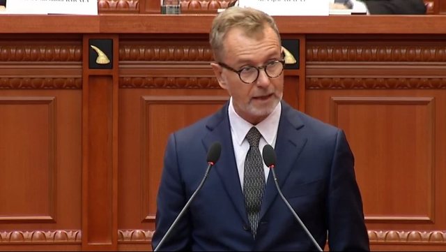 Dhuna e PD në Kuvend, ambasadori i BE: Nuk mund të dhunohet prona për të shprehur mendime