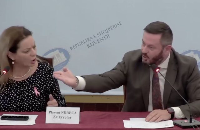 Plas sherri në KUVEND/ Vokshi-Ndrecës: Kujt i thua rrugaçe ti? Si s’të vjen turp! Deputeti i PS: Nuk pyes për…